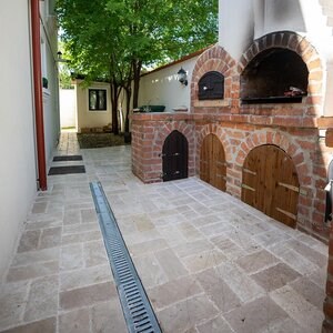 Classic Cross Cut Brushed & Chiseled Edge Travertine, 30.5 x 15.25 x 3 cm