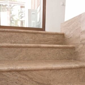 Latte PREMIUM Brushed & Bullnosed Travertine (Stairs/Pool Coping), 61 x 30.5 x 3 cm