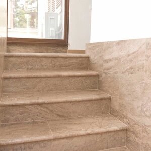Latte PREMIUM Brushed & Bullnosed Travertine (Stairs/Pool Coping), 61 x 30.5 x 3 cm