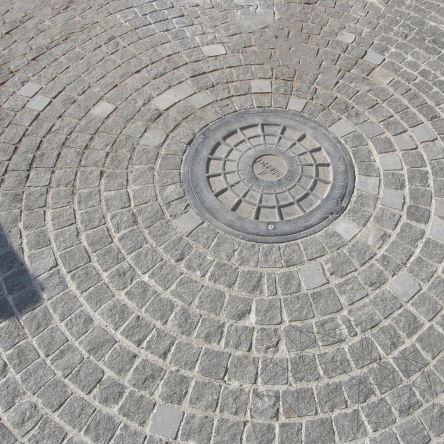 Anthracite Splitface Granite Cobblestone, 10 x 10 x 5 cm