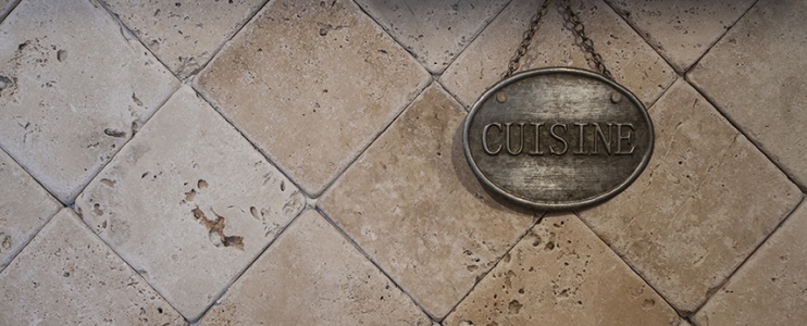 Five fresh ideas to decorate your walls with travertine