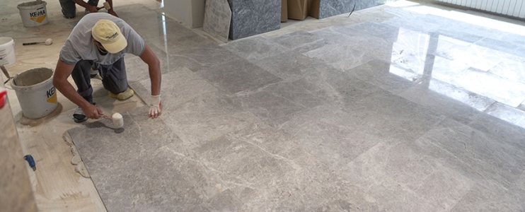 How to install natural stone in wet spaces