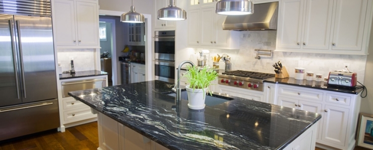 Use dark color countertops for a stylish kitchen decoration project