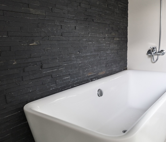 How to decorate a narrow bathroom? Interior Design Tricks 