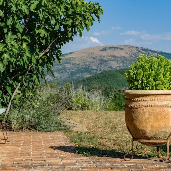Transform Your Terrace with Travertine: Explore 3 Creative Decoration Ideas
